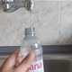 Gost snimio konobaricu dok ulijeva vodu iz slavine u boce Jane. Tvrdi da to prodaju