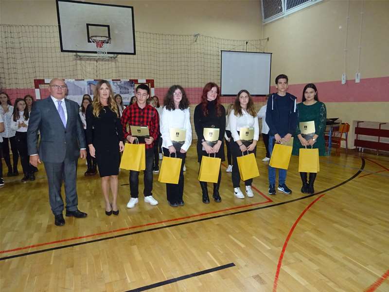 Nagrađeni učenici.JPG