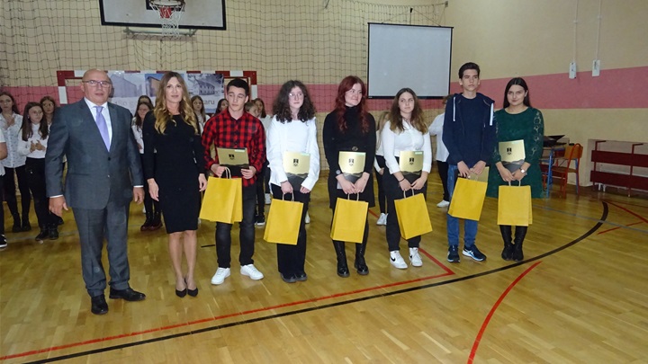 Nagrađeni učenici.JPG