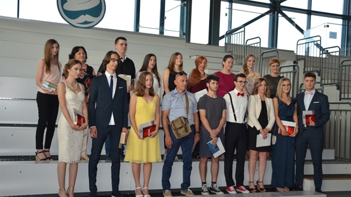 GIMNAZIJA MATURANTI 3.jpg