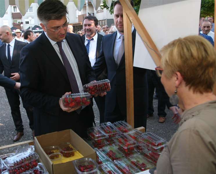 Počastili su ga zagorskim trešnjama