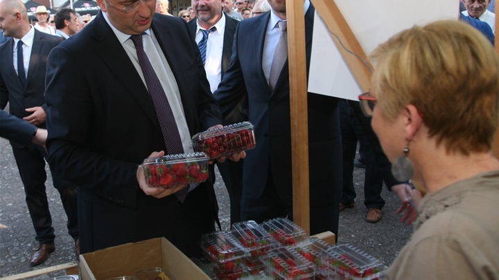 Počastili su ga zagorskim trešnjama