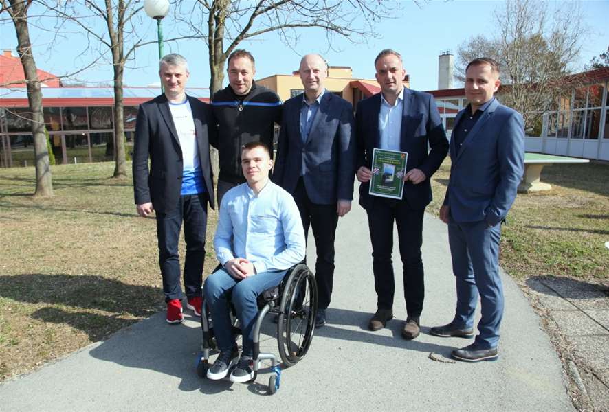 svi stoje vani daniel plašć v.jpg