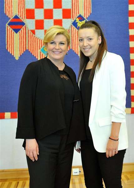 SPORT 3.7._KUGLAČI KOD PREDSJEDNICE Predsjednica Kolinda Grabar-Kitarović i Klara Sedlar.jpg