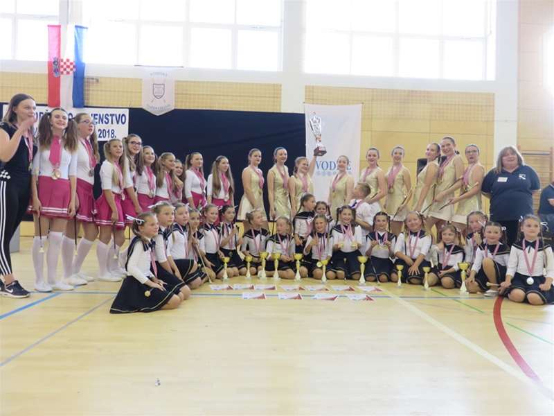 mažoretkinje GLAVNA 2.jpg