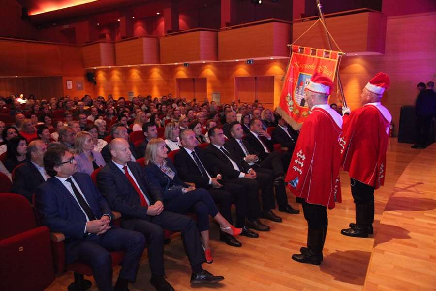 420 godina sabora uzvanici glavna.JPG