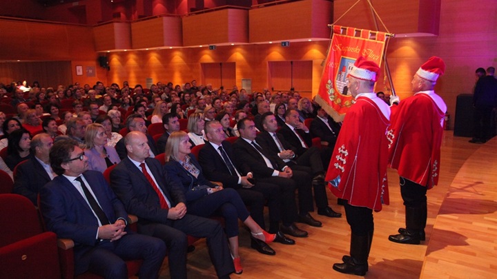 420 godina sabora uzvanici glavna.JPG