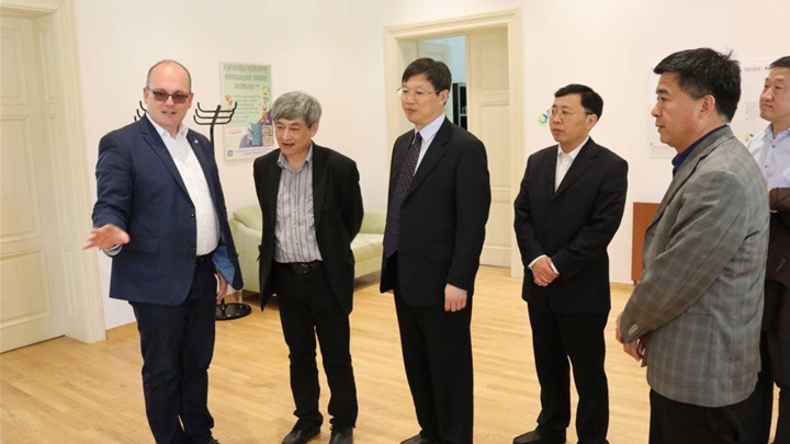 kinezi u zaboku smanjeno 12.jpg