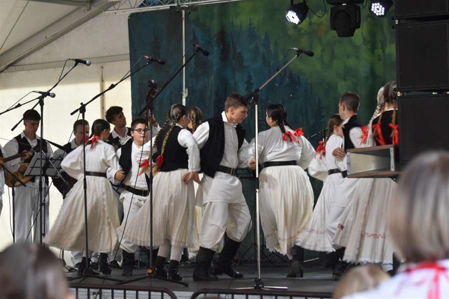 lobor vecer folklora (10).jpeg