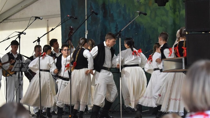 lobor vecer folklora (10).jpeg