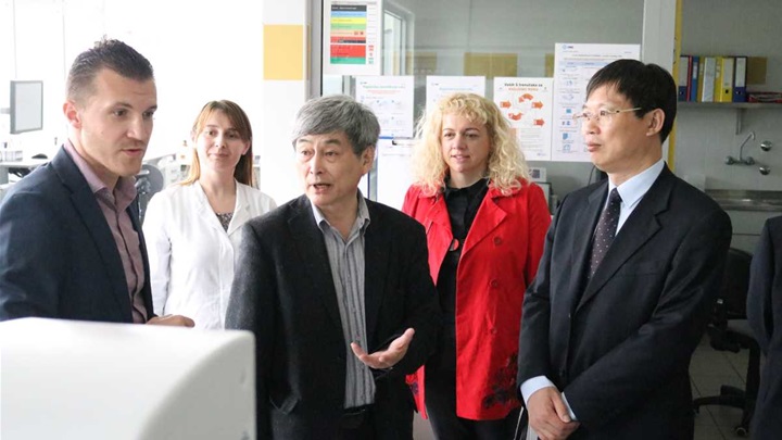 kinezi u zaboku smanjeno 20.jpg