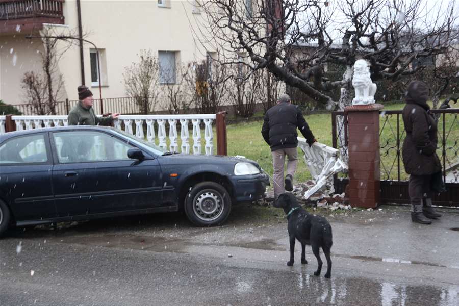 auto sletio s ceste (3).JPG