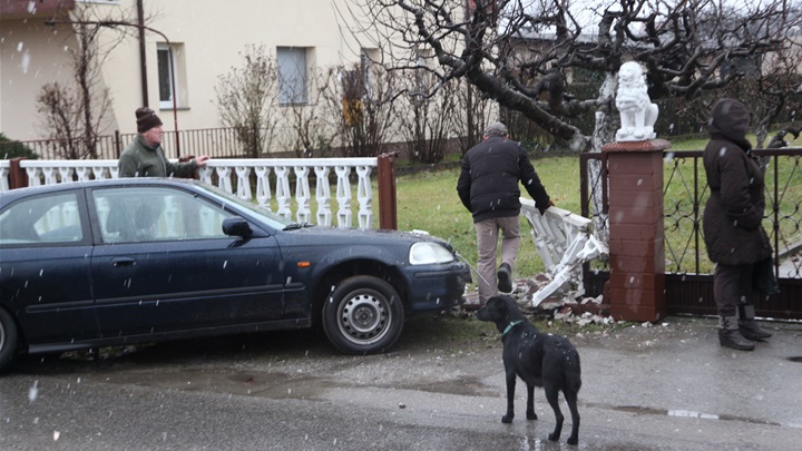 auto sletio s ceste (3).JPG