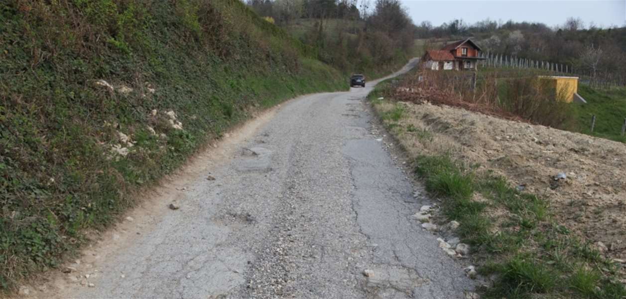 lobor nerazvrstane ceste 1.jpg