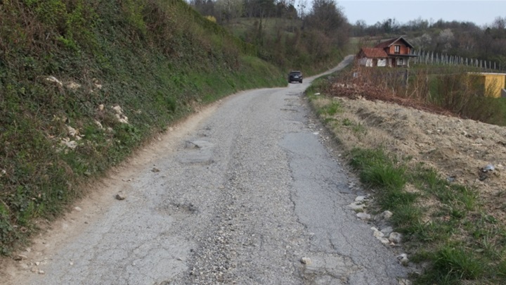 lobor nerazvrstane ceste 1.jpg