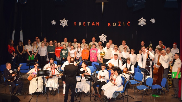 web Božićna glazbena večer uz KUD ''Lovro Ježek''10.JPG