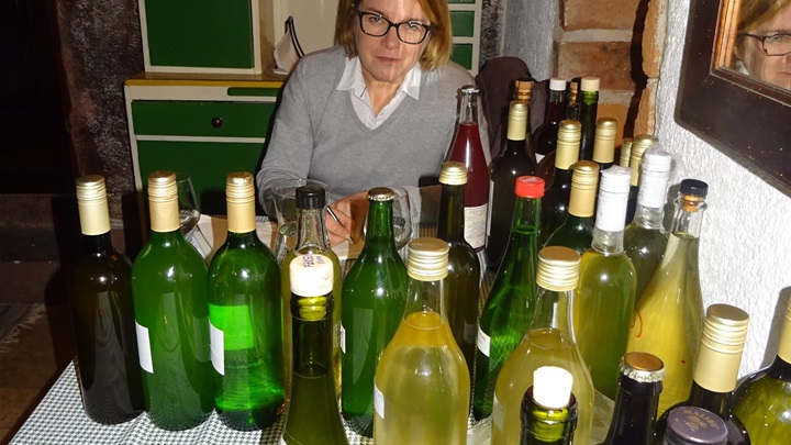 Jasminka Šaško kuša vina.JPG