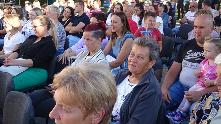 Zadovoljna publika prati nastup mažoretkinja.JPG