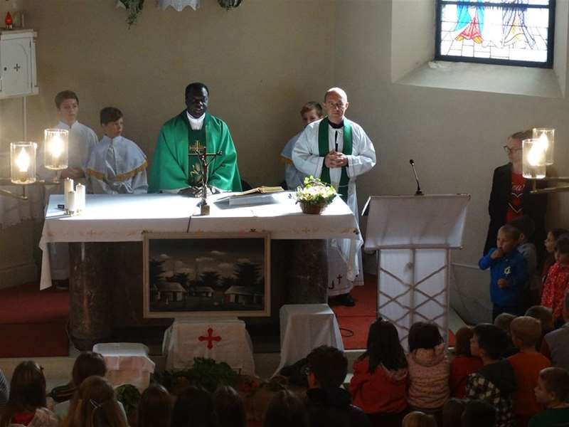 AFRIČKI SVEĆENIK.jpg