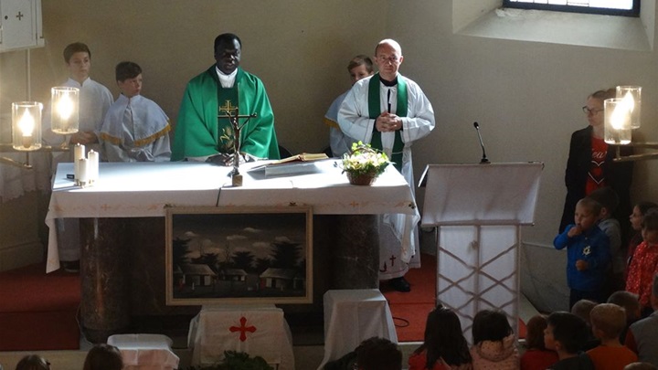 AFRIČKI SVEĆENIK.jpg