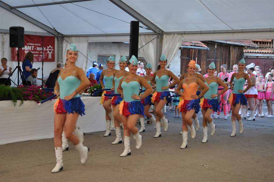 mažoretkinje nastupaju.JPG