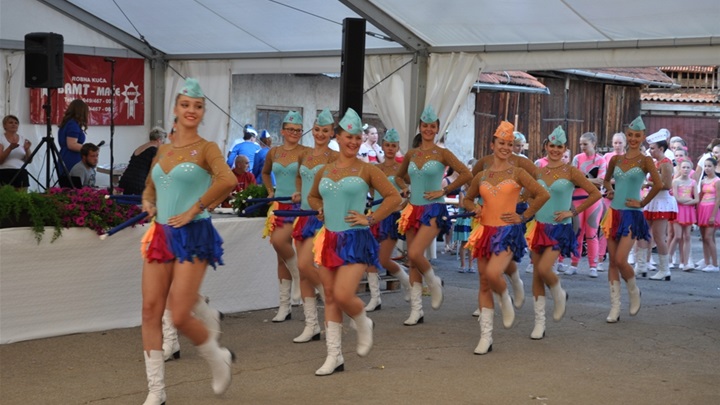 mažoretkinje nastupaju.JPG