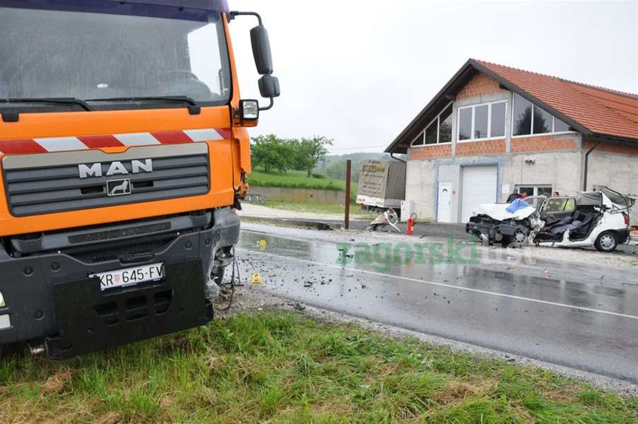 zagorje_crna_nesreca_grdenci_kamion_auto_22052012_02.jpg