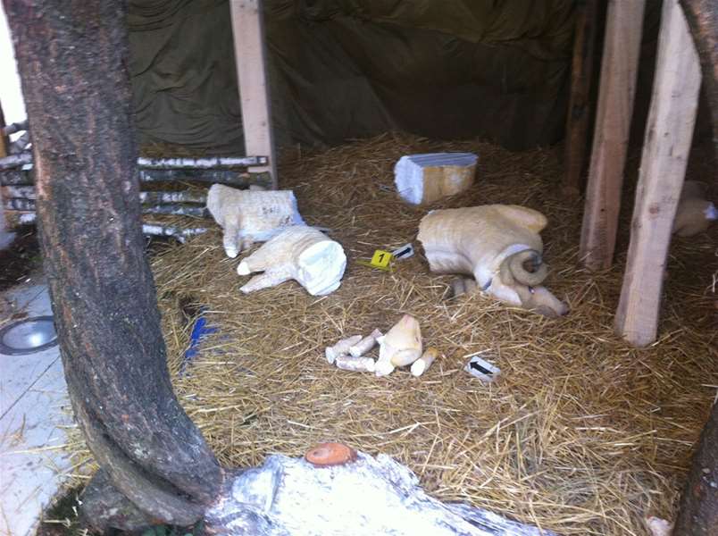 Uništene jaslice ispred crkve u Zaboku