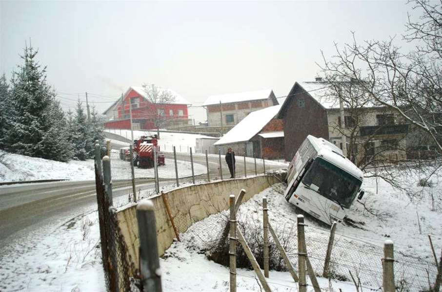 autobus presečki snijeg nesreća.jpg