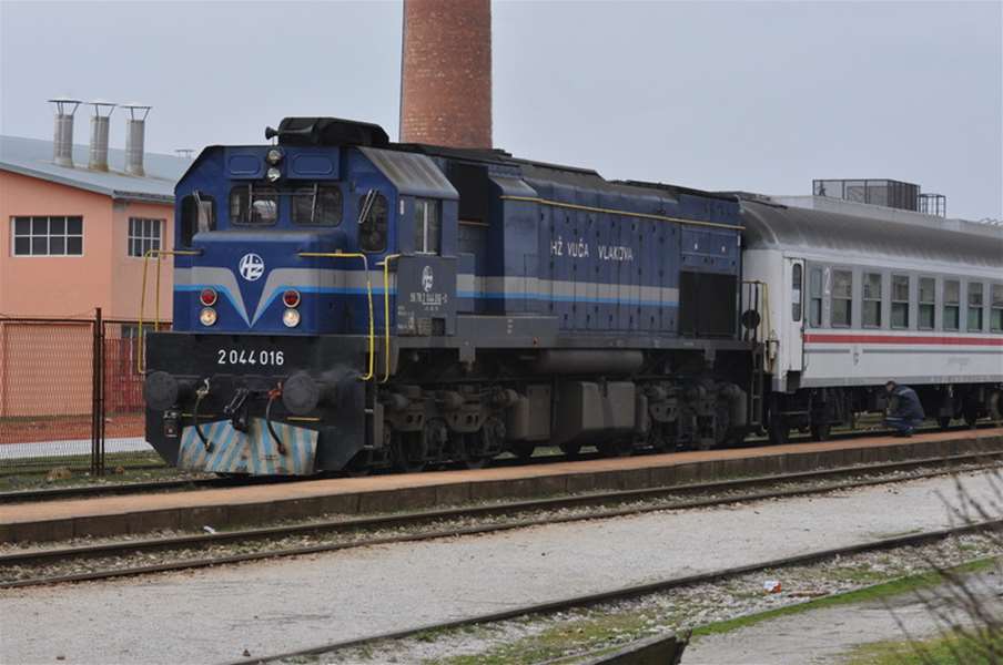 vlak, bedekovčina, crna, pokusaj-samoubojstvo (5).jpg