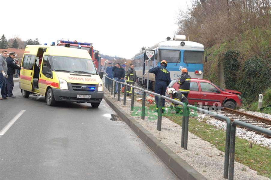 zagorje_sudar_automobil_vlak_krapina_nesreca_prometna_renault_30112012_03.jpg