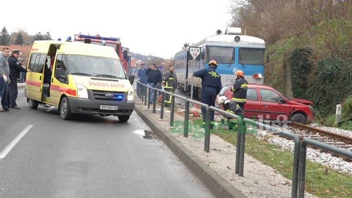 zagorje_sudar_automobil_vlak_krapina_nesreca_prometna_renault_30112012_03.jpg