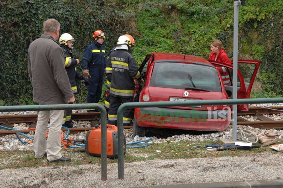 zagorje_sudar_automobil_vlak_krapina_nesreca_prometna_renault_30112012_02.jpg