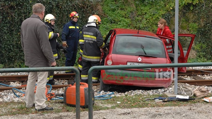 zagorje_sudar_automobil_vlak_krapina_nesreca_prometna_renault_30112012_02.jpg