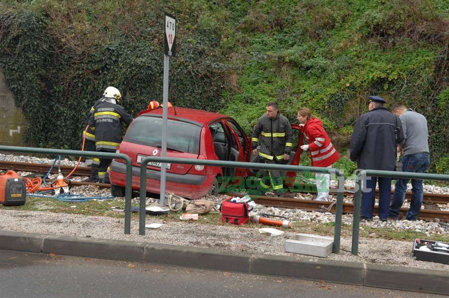 zagorje_sudar_automobil_vlak_krapina_nesreca_prometna_renault_30112012_01.jpg