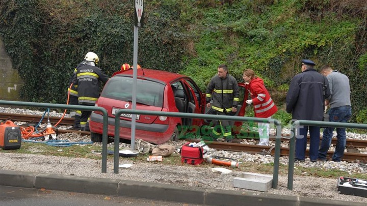 zagorje_sudar_automobil_vlak_krapina_nesreca_prometna_renault_30112012_01.jpg