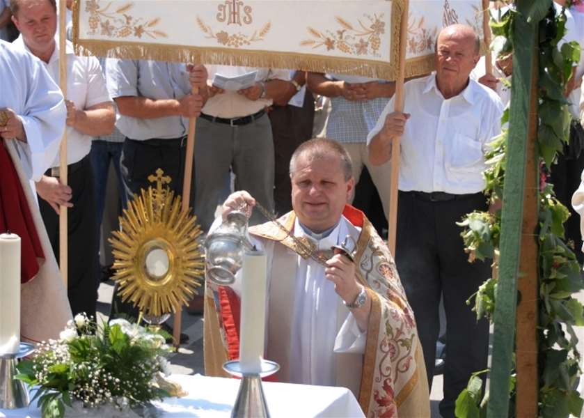 krapisnki velečasni Tomica Šestak.jpg