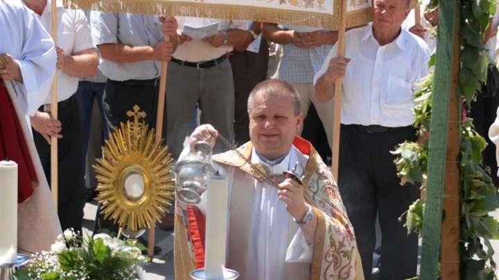 krapisnki velečasni Tomica Šestak.jpg