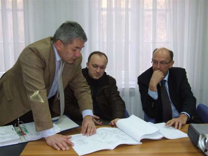 milan Puhar objašnjava studiju.jpg