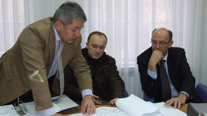 milan Puhar objašnjava studiju.jpg