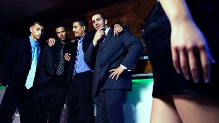 muškarci gledaju.jpg