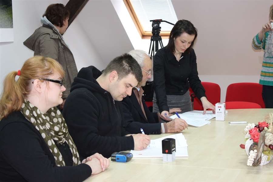 Potpisivanje ugovora 2.jpg