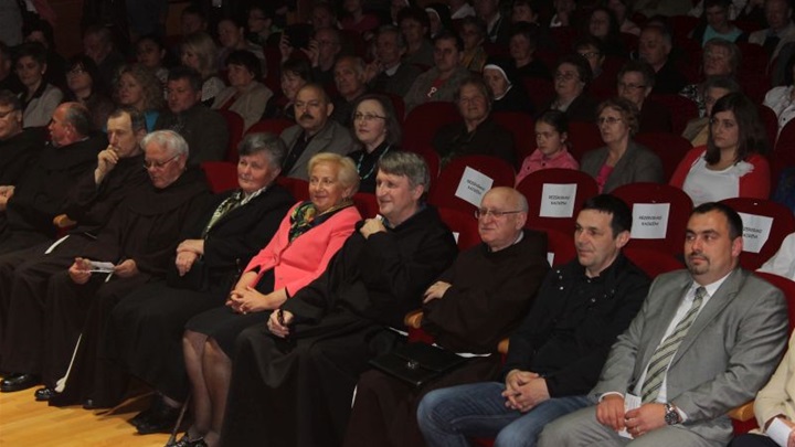 PUBLIKA  800X600.jpg