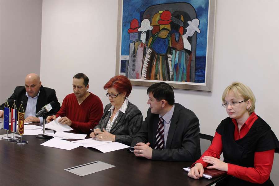 potpisivanje ugovora konjogojstvo.JPG