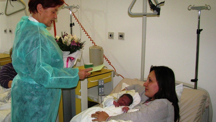 Darivanje prvog novorođenog.jpg