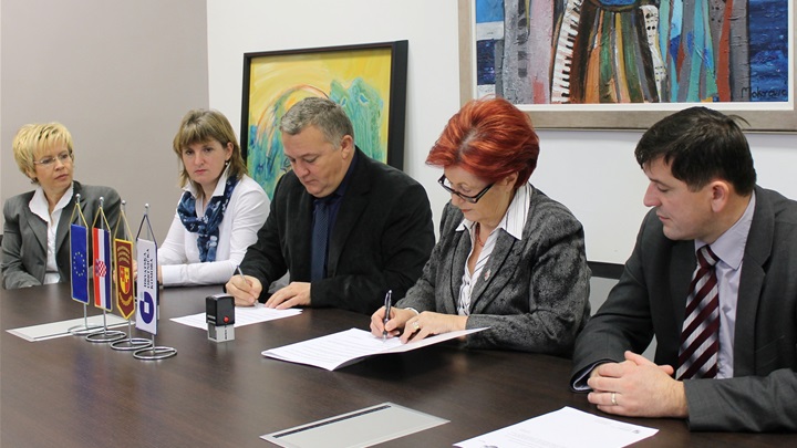 potpisivanje ugovora.JPG