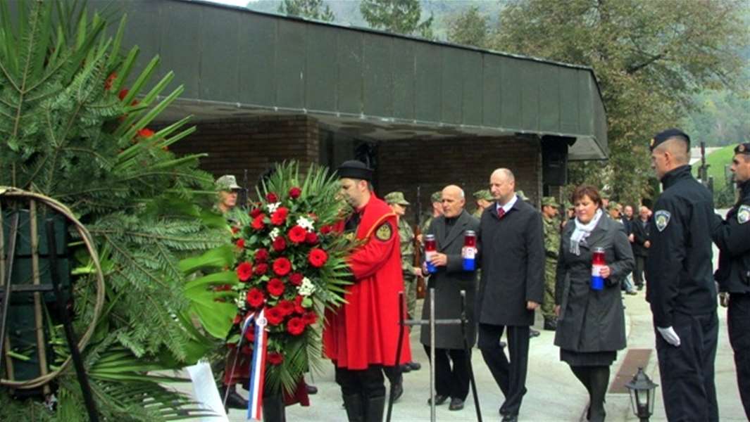 Svečano_polaganje_vijenaca_u_spomen_na_smrtno_stradale_hrvatske_branitelje17.JPG