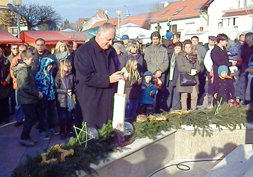 Mons Koren upalio 1. adventsku svijeću .JPG