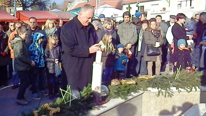 Mons Koren upalio 1. adventsku svijeću .JPG