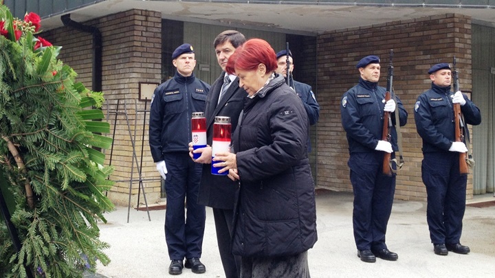 polaganje vijenaca, Svi Sveti.JPG